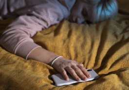 Les médecins s'opposent à une pratique courante avec nos téléphones : « cela génère stress et anxiété »