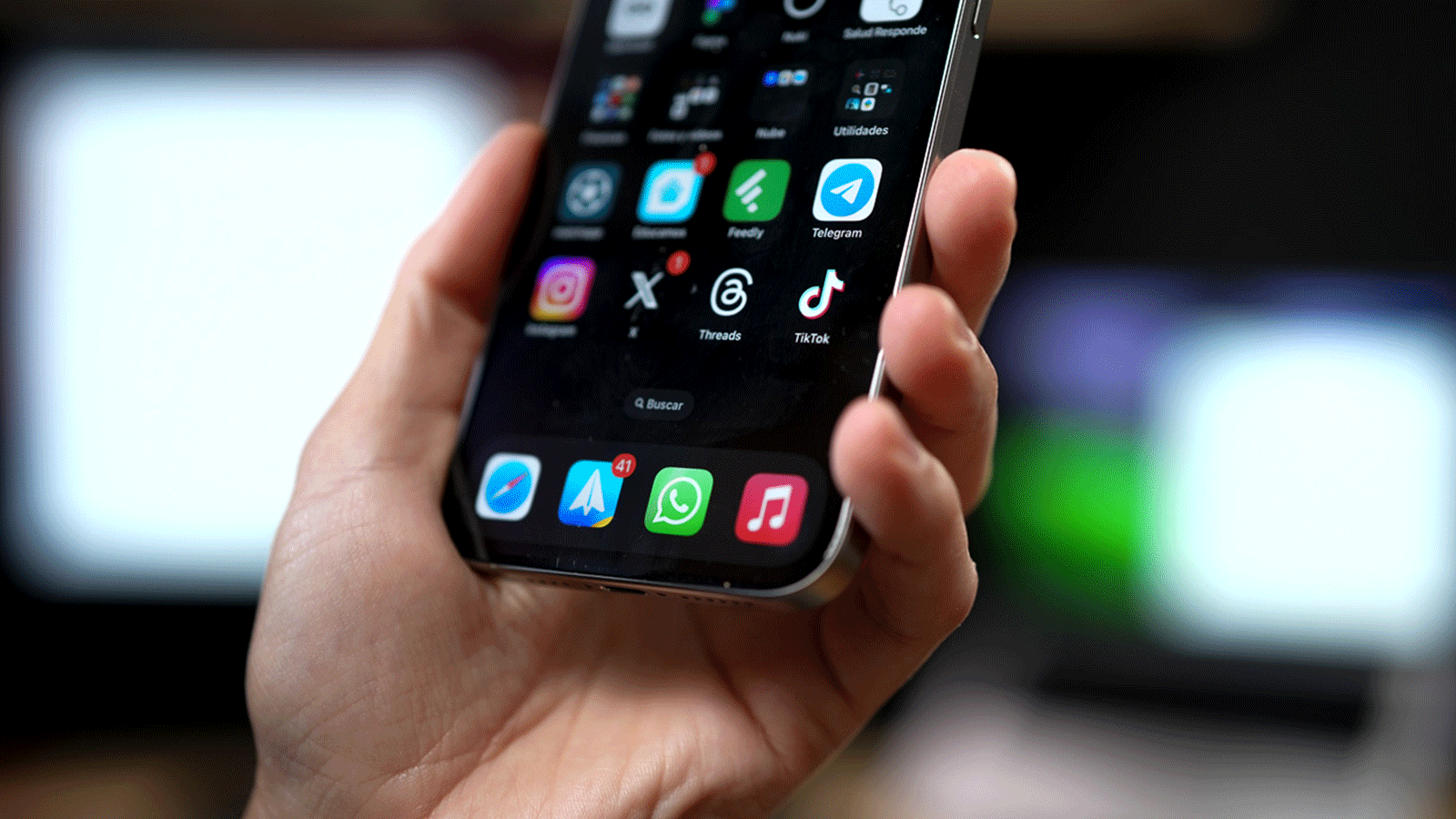 Marre d'iOS 26 ? Apple te permet de revenir à iOS 18 en seulement 3 étapes 2 iPhone 16 Pro avec l'application WhatsApp