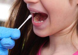 Un nouveau tampon buccal peut identifier les enfants atteints de cardiomyopathie arythmogène, une maladie génétique qui affecte le cœur, responsable de 10 % des cas de mort subite chez les jeunes / Photo : iStock