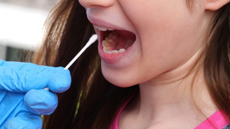 Mort inattendue chez les jeunes : un test révèle une maladie cardiaque chez les enfants 1 Un nouveau tampon buccal peut identifier les enfants atteints de cardiomyopathie arythmogène, une maladie génétique qui affecte le cœur, responsable de 10 % des cas de mort subite chez les jeunes / Photo : iStock