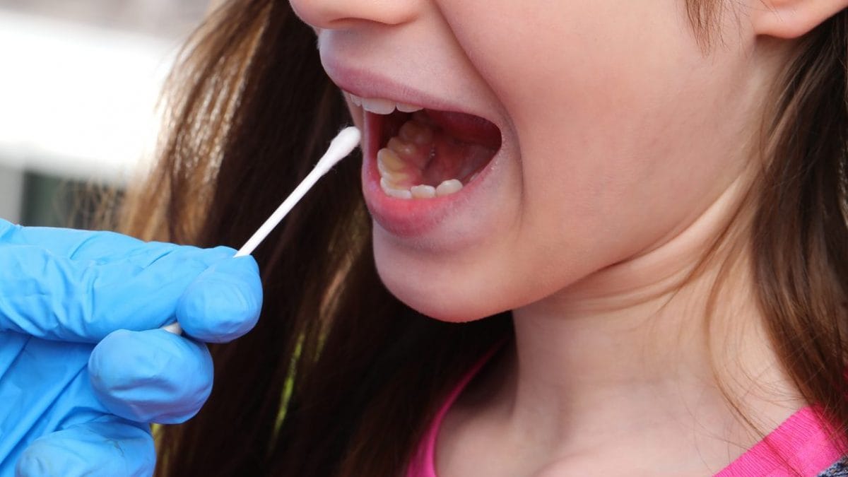 Mort inattendue chez les jeunes : un test révèle une maladie cardiaque chez les enfants 2 Un nouveau tampon buccal peut identifier les enfants atteints de cardiomyopathie arythmogène, une maladie génétique qui affecte le cœur, responsable de 10 % des cas de mort subite chez les jeunes / Photo : iStock