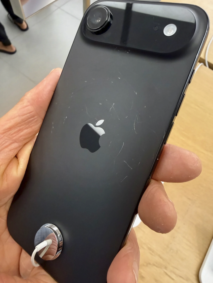 Nous avons ‘scratchgate’ : les réseaux se remplissent de plaintes concernant les iPhone 17 qui ‘se rayent en les regardant’ 2 rayures sur iPhone 17