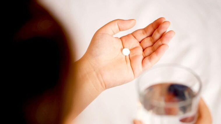 Oubliez l'aspirine pour le cœur, un autre traitement est plus puissant pour prévenir les infarctus et les AVC 1 Une étude, présentée au Congrès de la Société européenne de cardiologie, a démontré que le clopidogrel est plus efficace que l’aspirine dans la prévention des infarctus et AVC chez les patients à risque cardiovasculaire.