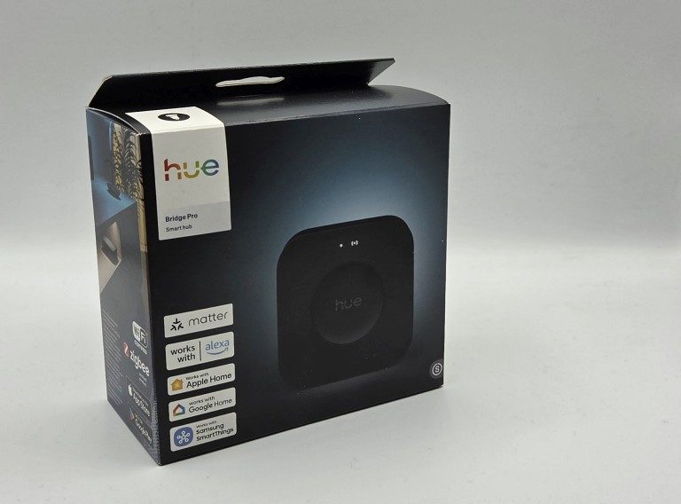 Philips Hue Bridge vs. Hue Bridge Pro : Ai-je vraiment besoin de la nouvelle centrale ? 2 La nouvelle Hue Bridge Pro propose entre autres MotionAware. (Photo: Sven Wernicke)