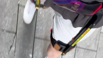 Regardez La Joie Dun Touriste En Essayant Ces Jambes Robotiques.jpeg