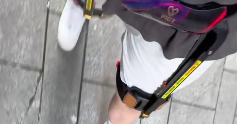 Regardez la joie d'un touriste en essayant ces jambes robotiques pour la randonnée 1 Regardez La Joie Dun Touriste En Essayant Ces Jambes Robotiques.jpeg