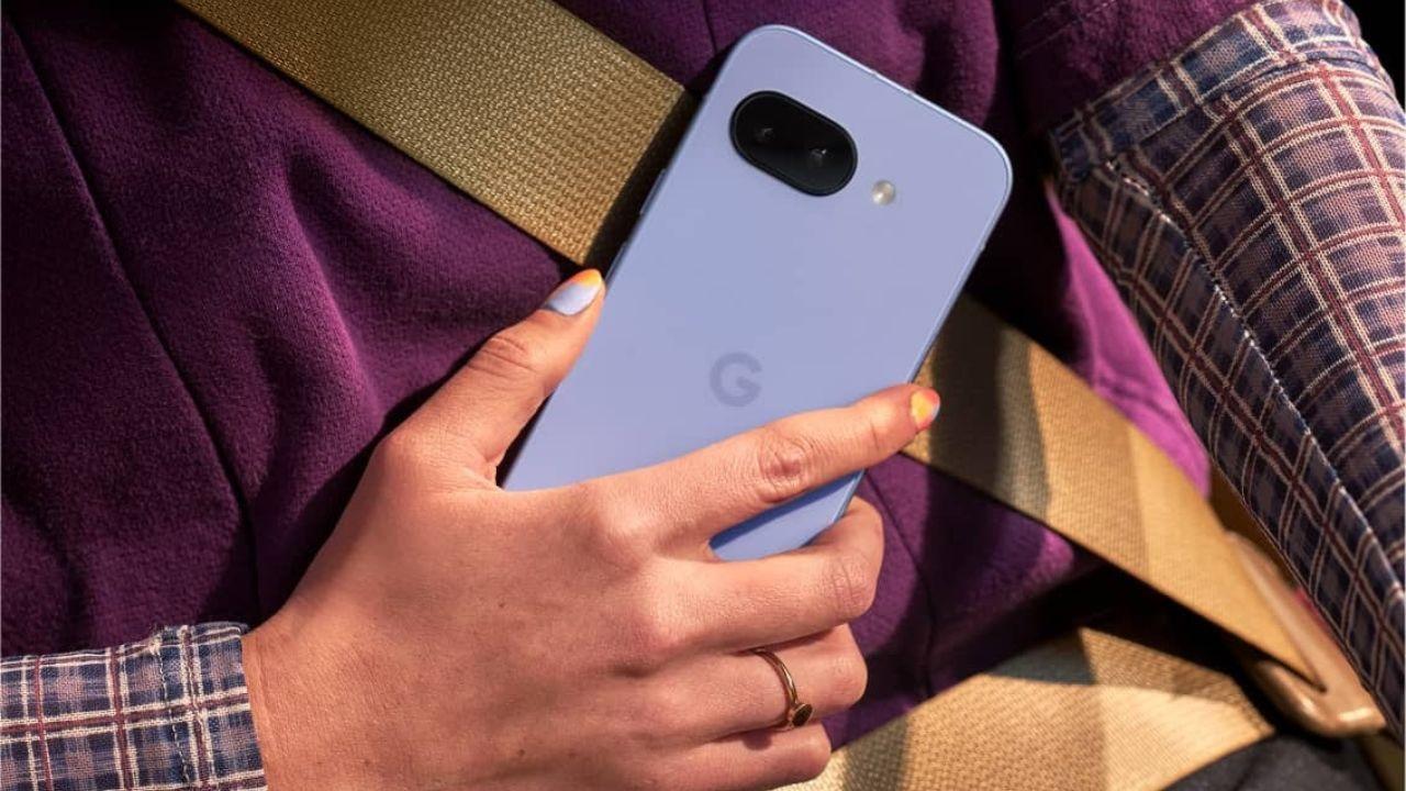 google pixel 9a dans une voiture
