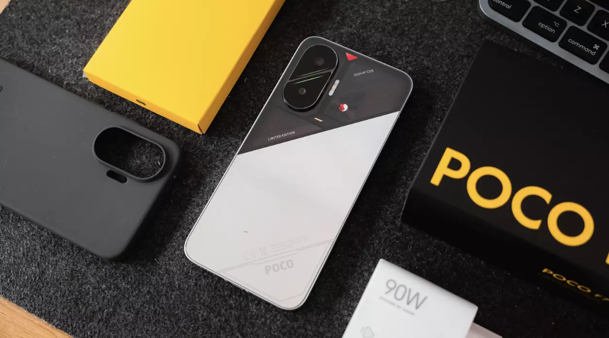 Téléphones mobiles arrivant à temps pour Noël et offrant la meilleure autonomie en 2025 4 Design de l'édition spéciale du POCO F7