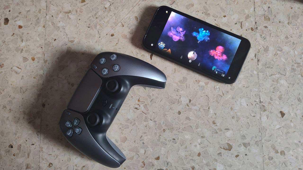 Voici comment jouer à 'Hollow Knight: Silksong' sur ton mobile : le jeu tendance qui défie les gamers 2 móvil con juego Astro Bot y mando ps5