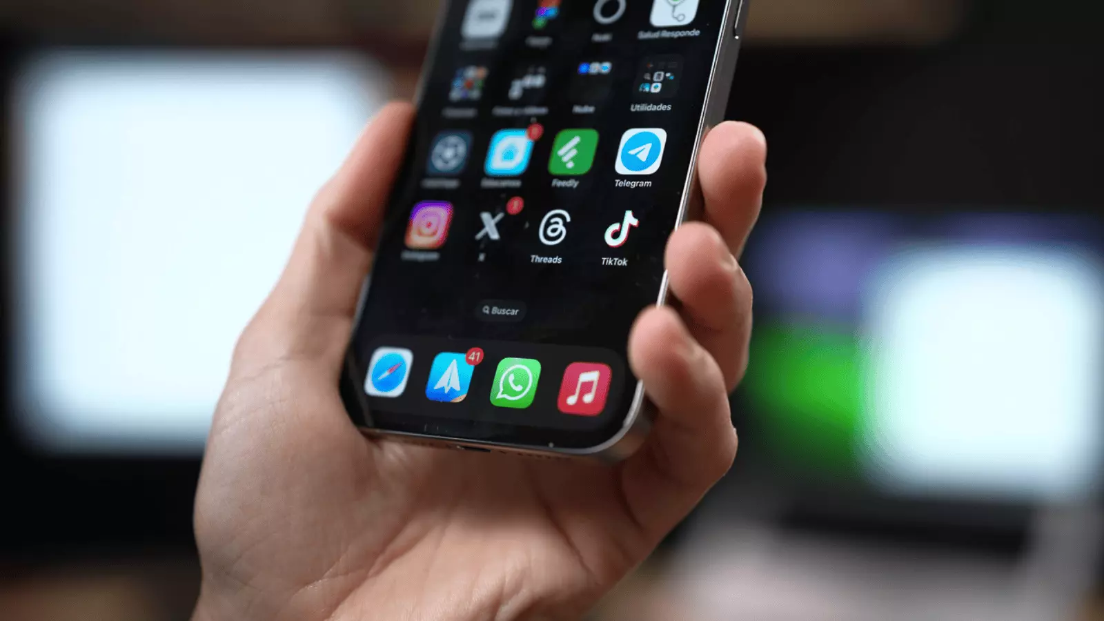 Révolution sur WhatsApp pour Noël : l'application reçoit jusqu'à 9 nouvelles fonctionnalités 2 mobile avec WhatsApp à l'écran