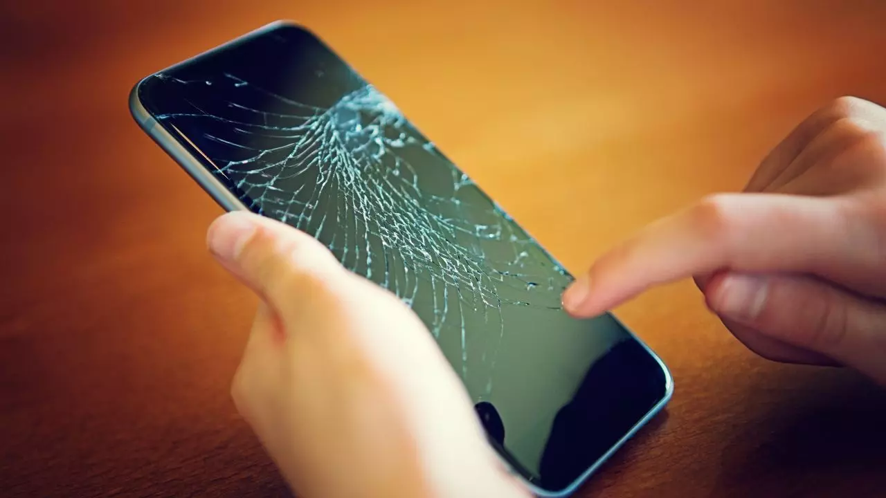 Raisons pour lesquelles un mobile peut "exploser" et comment l'éviter 3 téléphone cassé dans une main