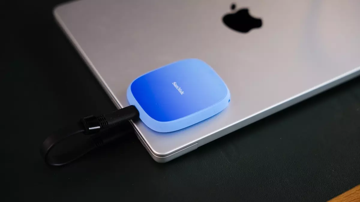 SanDisk Creator Phone SSD : le disque qui transforme votre mobile en un studio d'enregistrement professionnel 3 Contenu du paquet du SanDisk Creator Phone SSD : l'unité, le court câble USB-C et l'anneau magnétique adhésif pour ordinateurs portables