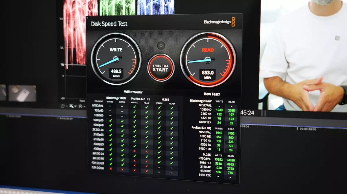 SanDisk Creator Phone SSD : le disque qui transforme votre mobile en un studio d'enregistrement professionnel 4 Le SanDisk Creator Phone SSD tenu à la main pour montrer sa taille compacte et portable, avec sa finition en dégradé de bleu