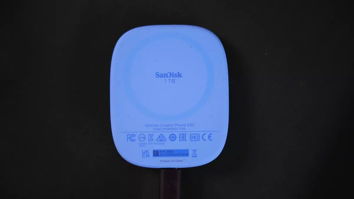 SanDisk Creator Phone SSD : le disque qui transforme votre mobile en un studio d'enregistrement professionnel 5 SanDisk Creator Phone SSD connecté à un port USB-C d'un ordinateur portable pour transférer des fichiers vidéo 4K