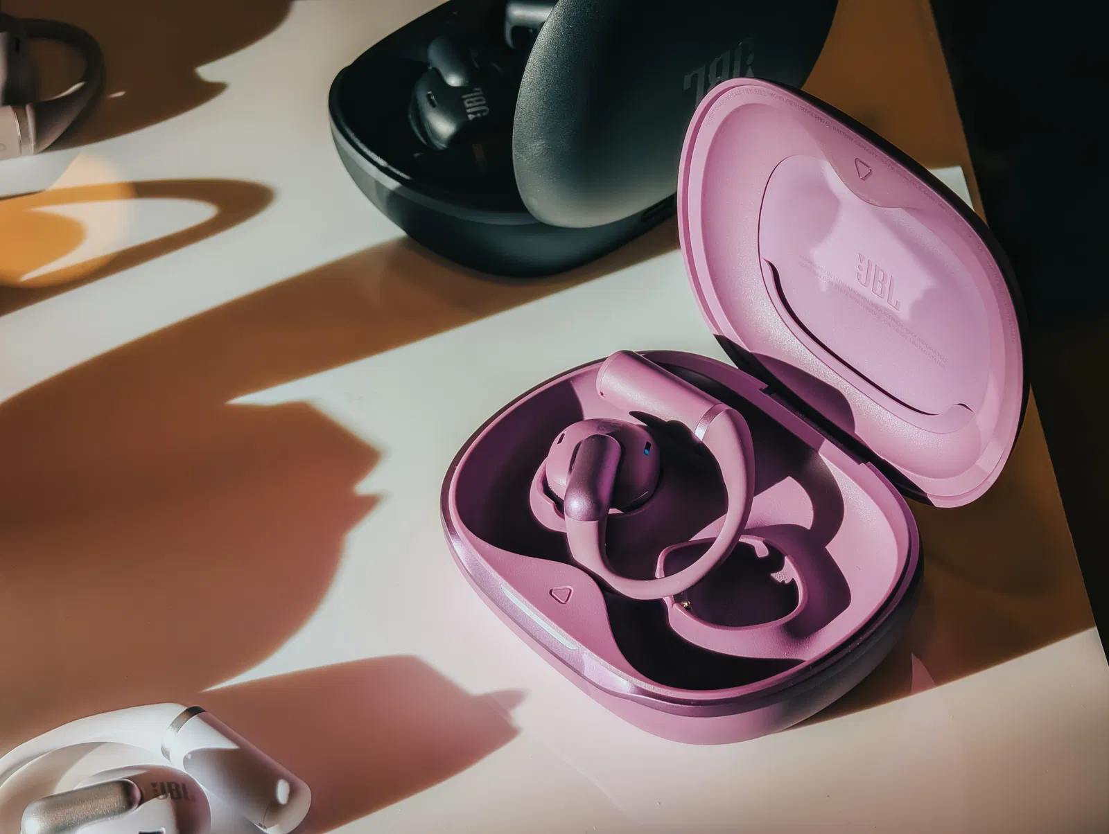 La bande-son du futur s'écrit avec deux lettres : IA. Découvrez l'innovation de JBL à Copenhague 4 Soundgear Sense Pro violets