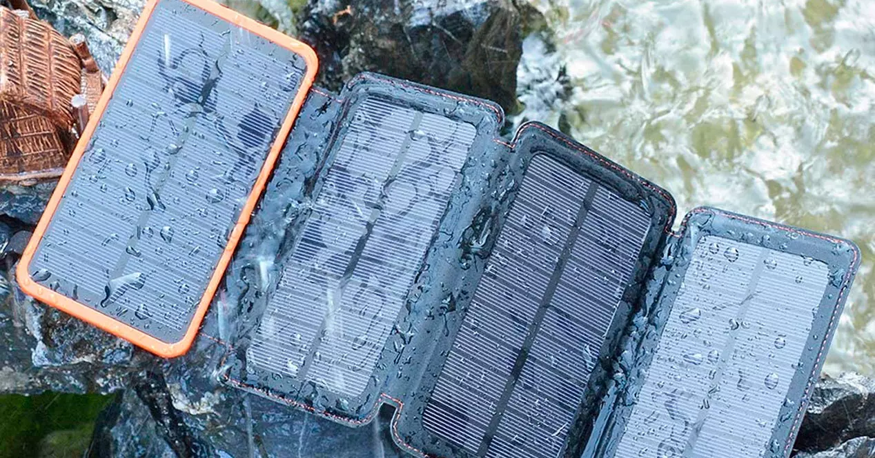 Un nouvel apagón se prépare : Préparez votre sac de survie avec ces 3 gadgets indispensables 4 Chargeur solaire.