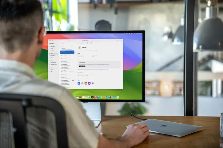 L'écran externe à 5 000 € d'Apple se prépare pour sa première grande mise à jour en six ans 3 Une personne utilisant un Apple MacBook Air avec un écran Studio Display.