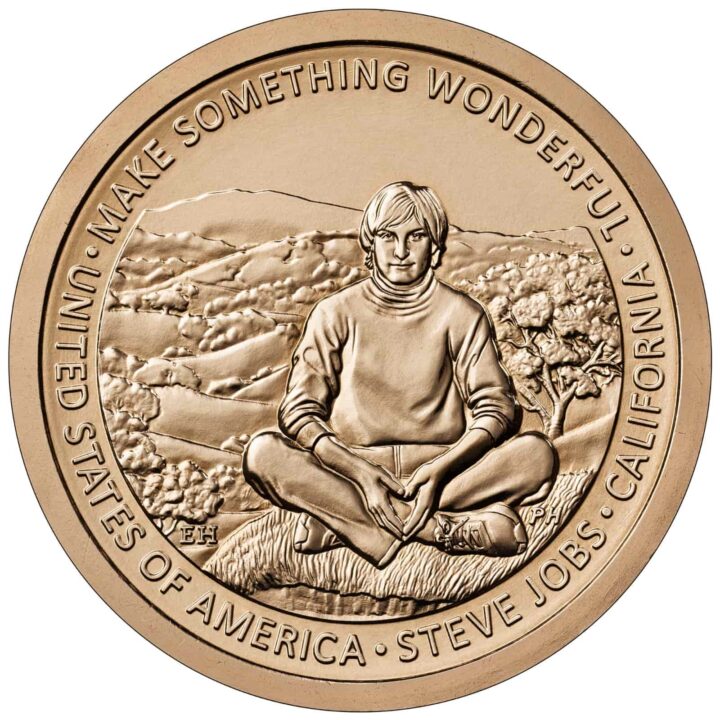 Les États-Unis rendent hommage à Steve Jobs avec une pièce commémorative d'un dollar 3 Pièce de Steve Jobs, représentant un jeune Jobs assis en tailleur devant un paysage de collines ondulantes. Une inscription inclut une citation de Steve Jobs : "Make Something Wonderful".