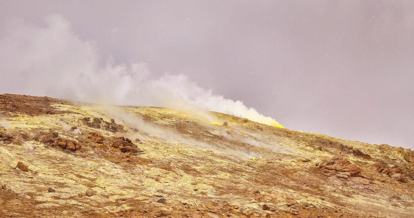 Un volcan "zombie" montre des signes de réveil après 700 000 ans : une éruption explosive en perspective 3 Fumaroles de soufre sur le volcan Taftan