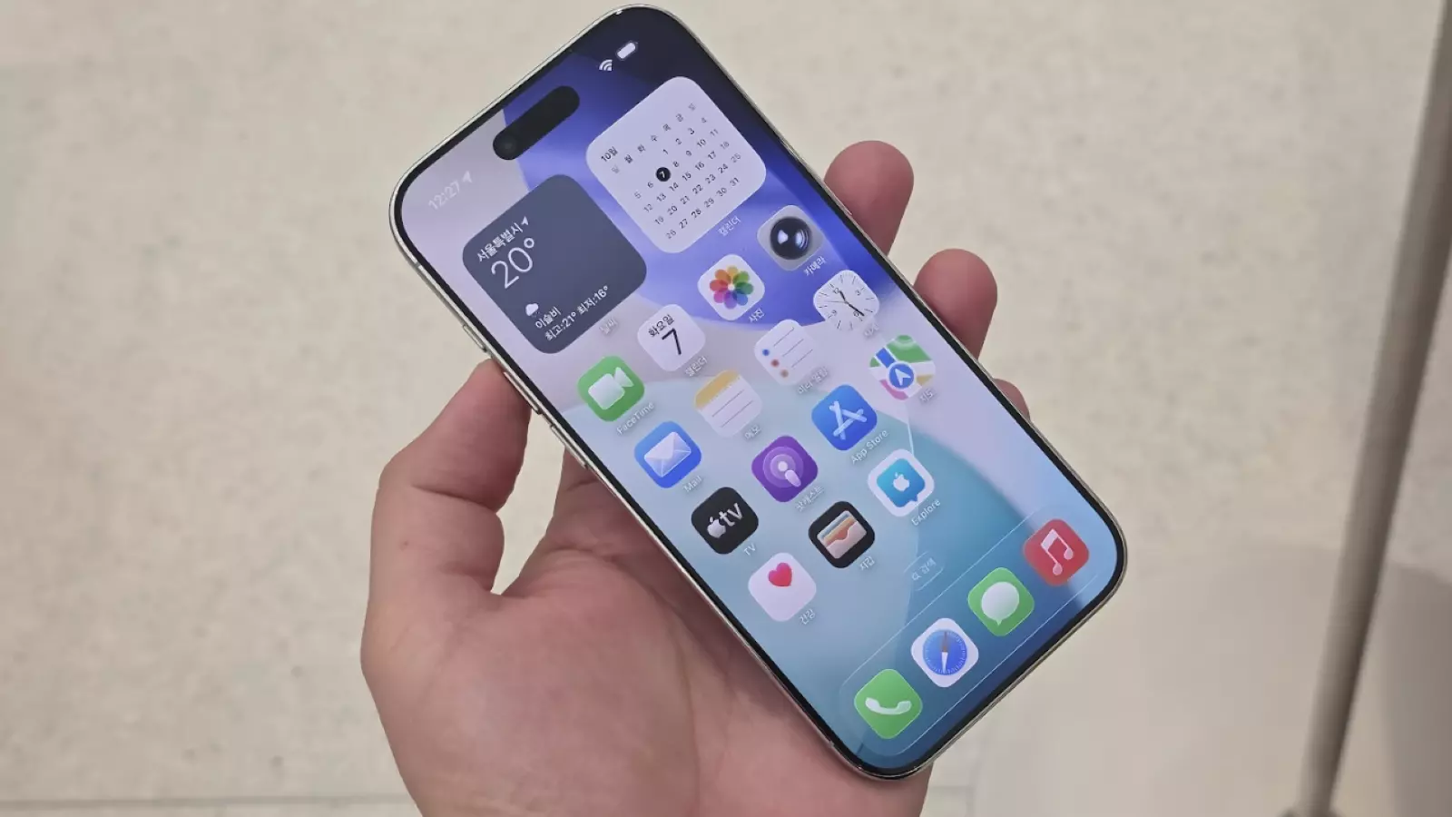 Pourquoi l'iPhone chauffe autant et comment l'éviter 2 iPhone 17 en main