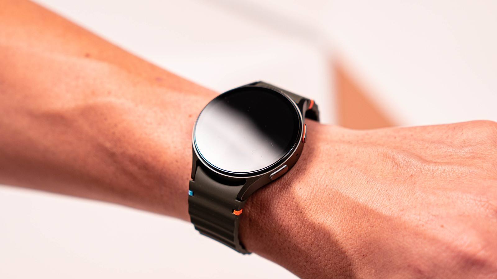Samsung Galaxy Watch7 porté au poignet