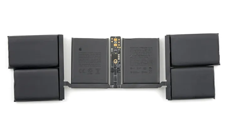 Le MacBook Pro M5 facilite enfin le remplacement de la batterie, mais pas encore de façon parfaite 3 Batterie interne du Macbook Pro M5