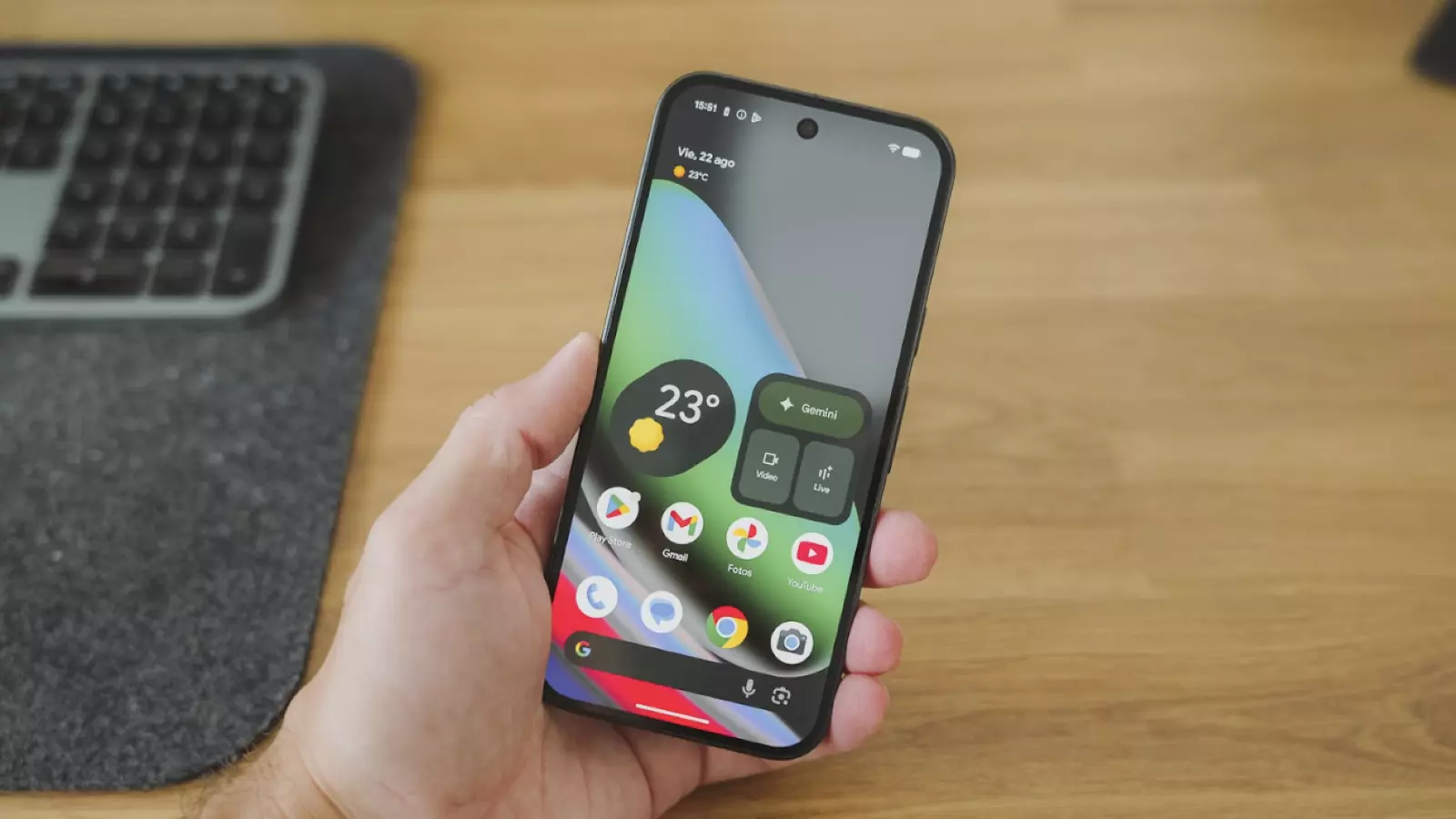 Pourquoi l'heure de mon montre connectée n'a-t-elle pas changé ? 3 Google Pixel 10 en mano