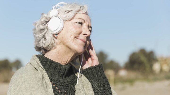 Une étude révèle que l'écoute ou la pratique de la musique réduit le risque de démence jusqu'à 39 % 4 Personne âgée écoutant de la musique