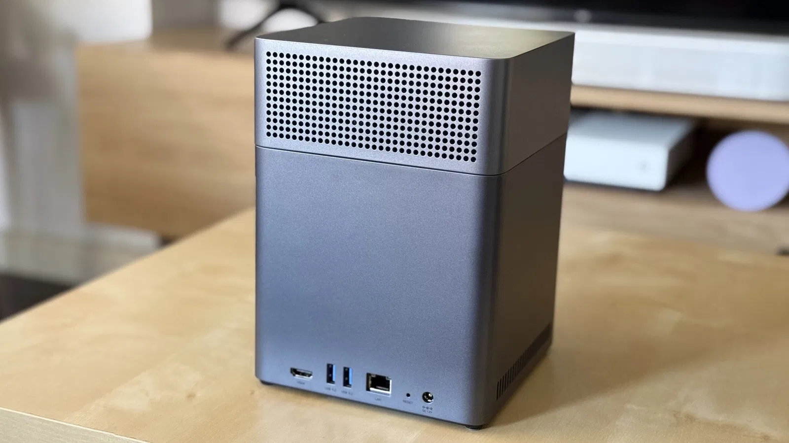 UGREEN NAS DH4300 Plus : le NAS facile à utiliser pour un stockage massif 6 Partie arrière du UGREEN NAS DH4300 Plus