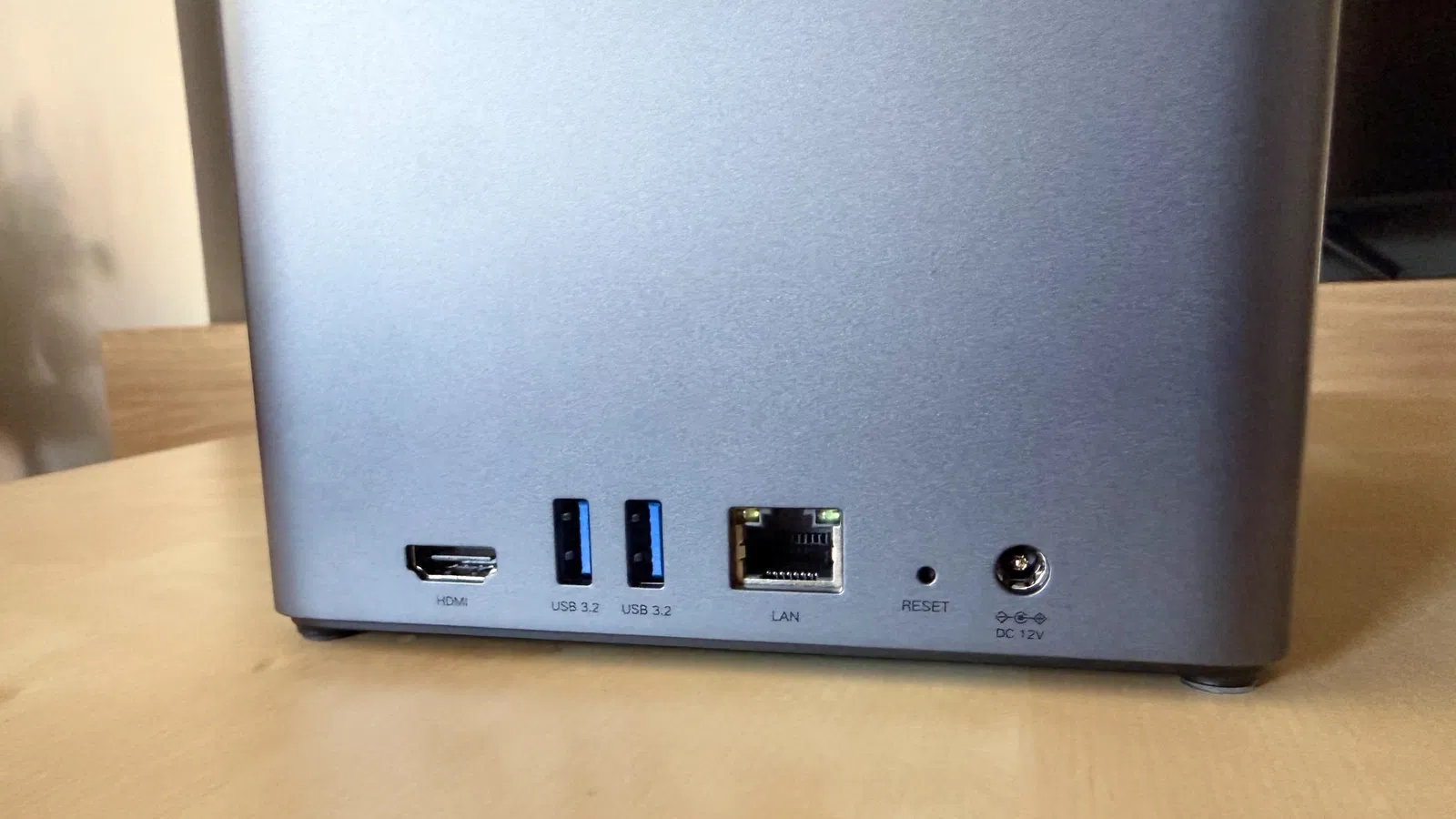UGREEN NAS DH4300 Plus : le NAS facile à utiliser pour un stockage massif 5 Connexions du UGREEN NAS DH4300 Plus