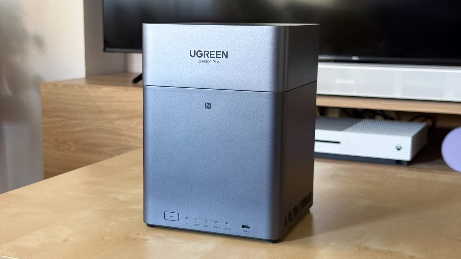 UGREEN NAS DH4300 Plus : le NAS facile à utiliser pour un stockage massif 8 Frontal du UGREEN NAS DH4300 Plus