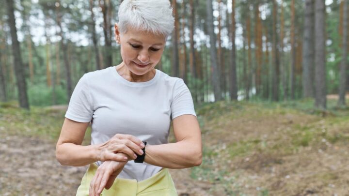 Femme regardant une montre intelligente