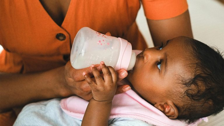 Technologie pour les bébés : Appréhendez sereinement les premiers mois et années de vie 4 Enfant avec biberon