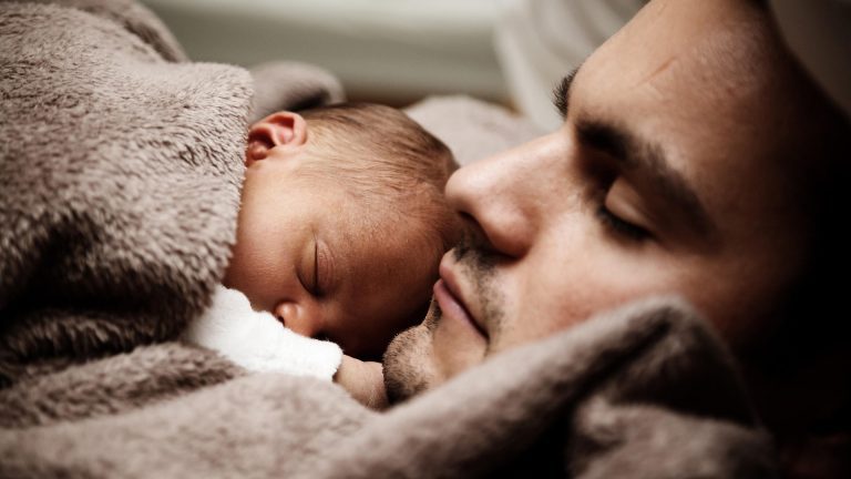 Technologie pour les bébés : Appréhendez sereinement les premiers mois et années de vie 5 Sommeil avec bébé et père
