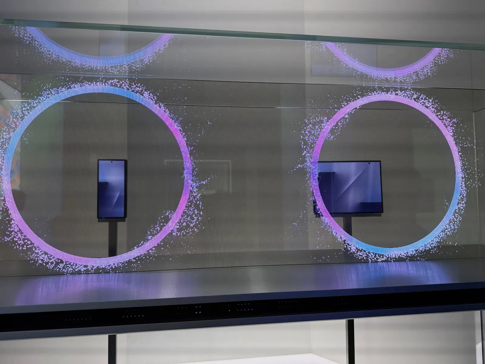 Samsung dévoile son premier smartphone à trois volets ! 3 Samsung montre pour la première fois son premier smartphone triple pliable