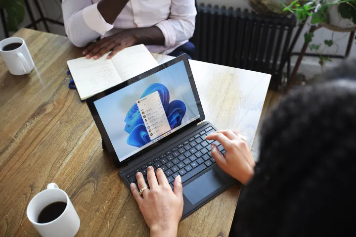 Le nouveau menu Démarrer de Windows 11 se déploie et offre une flexibilité inédite 4 Personne utilisant un ordinateur Windows Surface avec Windows 11.