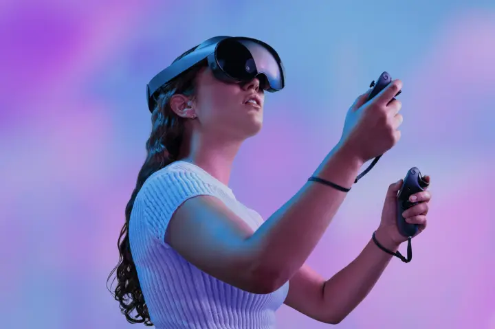 Windows 11 et Meta Quest 3 s'associent pour des espaces de travail virtuels en réalité mixte 3 Un modèle pose avec un Meta Quest Pro sur un fond coloré.