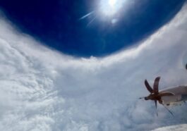 Au cœur de la tempête Melissa : des images saisissantes d'un avion dans l'œil du cyclone 16 Un avion des 'Hurricane Hunters' dans l'œil de l'ouragan Melissa. Crédit : Tropical Cowboy of Danger/FlynonymousWX/X