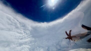 Un avion des 'Hurricane Hunters' dans l'œil de l'ouragan Melissa. Crédit : Tropical Cowboy of Danger/FlynonymousWX/X