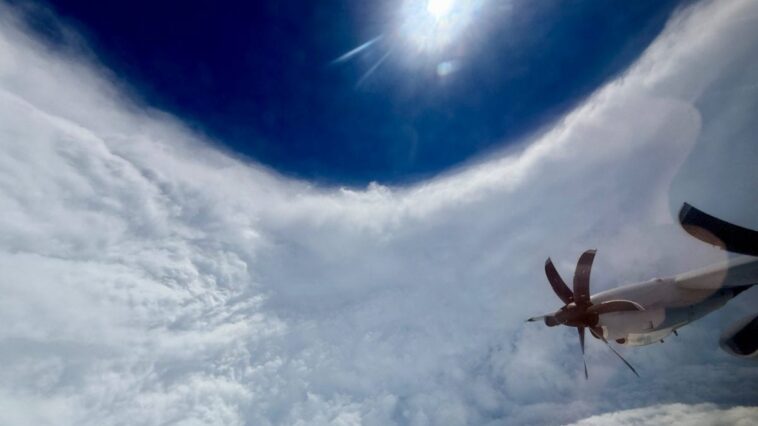 Au cœur de la tempête Melissa : des images saisissantes d'un avion dans l'œil du cyclone 1 Un avion des 'Hurricane Hunters' dans l'œil de l'ouragan Melissa. Crédit : Tropical Cowboy of Danger/FlynonymousWX/X
