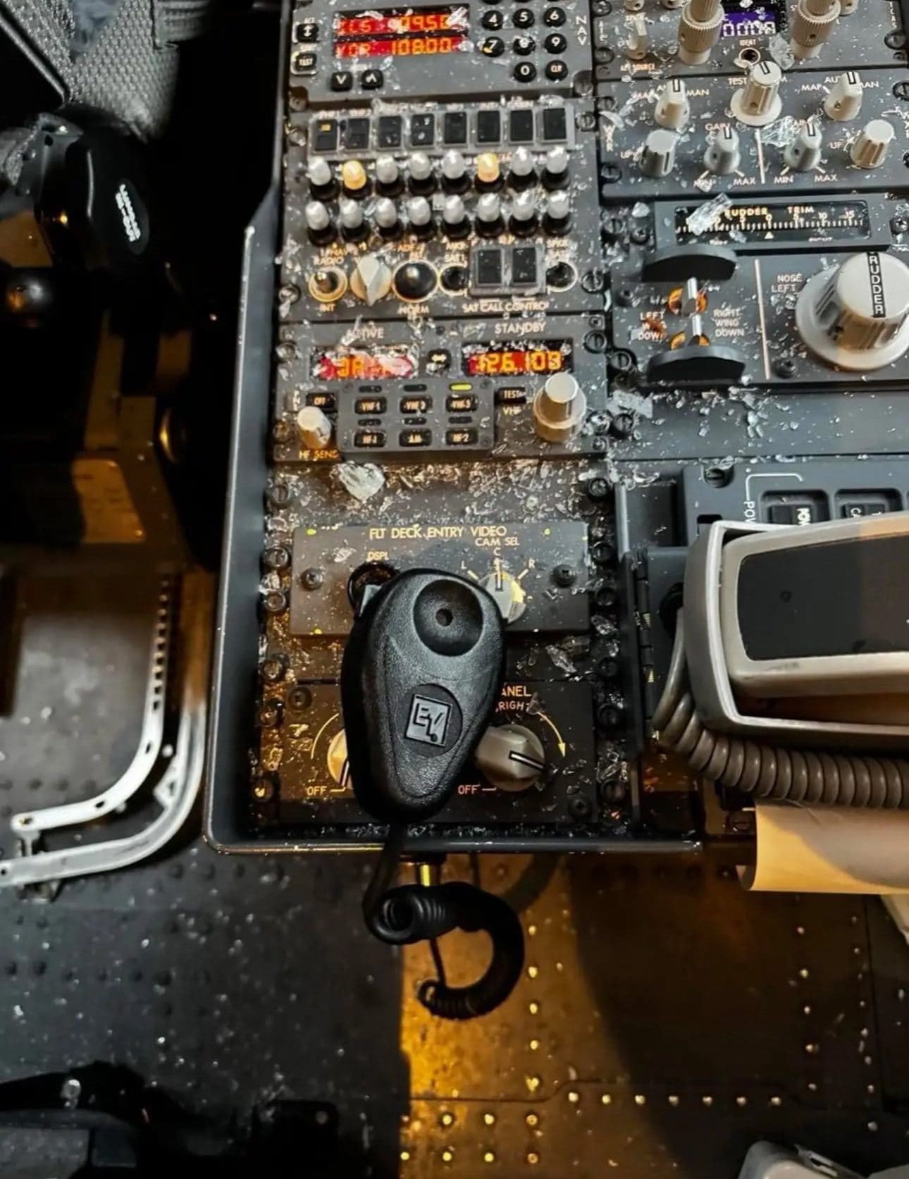 Boeing 737 Max frappé en vol par un objet mystérieux, des dommages et un pilote blessé : les pistes à explorer sur les causes 3 Les débris à l'intérieur de la cabine. Crédit : BlueSky/JonNYC