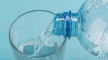 Combien de microplastiques se cachent dans l'eau en bouteille : comparons avec l'eau du robinet 22 Image