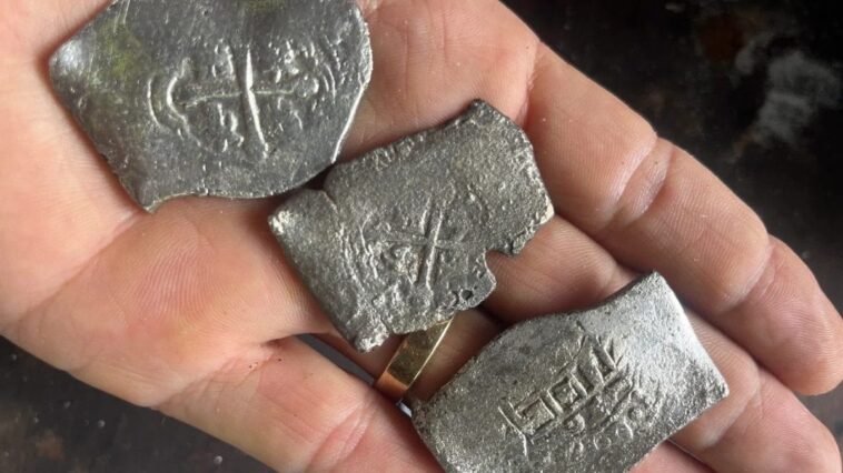Découverte d'un trésor de plus de mille pièces précieuses lié à un naufrage historique de 1715 : une fortune inestimable 1 Tre reales ou pièces d'argent de la Flotte du Trésor 1715 récupérées cet été. Crédit : 1715 Fleet – Queens Jewels