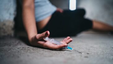 Derrière la nouvelle épidémie de VIH, qu'est-ce que le Bluetoothing : "On échange du sang, pas seulement des aiguilles" 15 Image