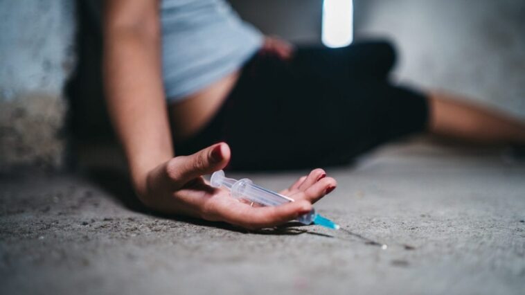 Derrière la nouvelle épidémie de VIH, qu'est-ce que le Bluetoothing : "On échange du sang, pas seulement des aiguilles" 1 Image