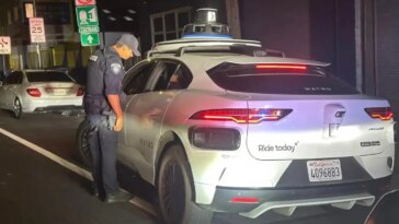 Des Policiers Ont Arrete Un Robotaxi Vide Pour Une Infraction.jpg