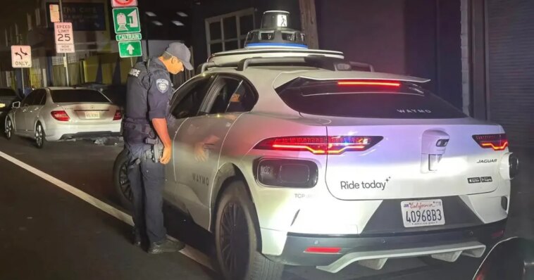 Des policiers ont arrêté un robotaxi vide pour une infraction. Découvrez la suite incroyable ! 1 Des Policiers Ont Arrete Un Robotaxi Vide Pour Une Infraction.jpg