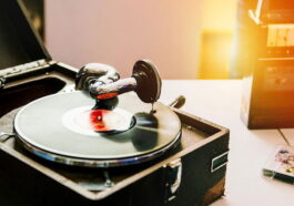 Du gramophone au streaming : comment un siècle nous a transformés avec les algorithmes 55 Du gramophone au streaming : comment nous sommes passés d'un production manuelle aux algorithmes en à peine un siècle