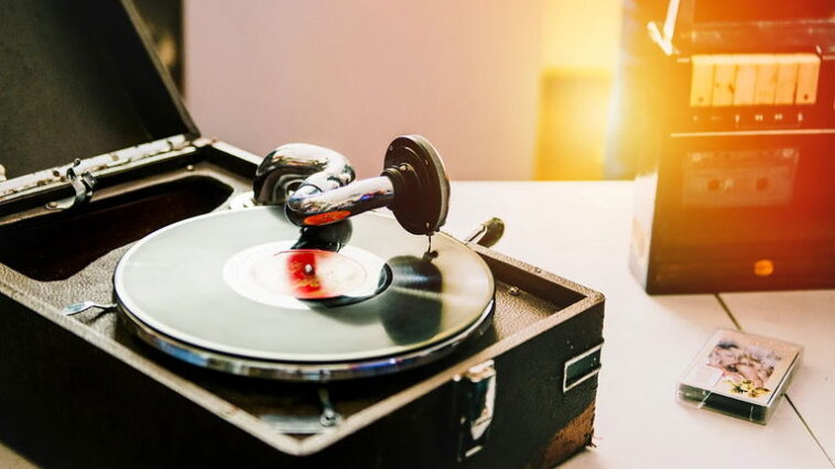 Du gramophone au streaming : comment un siècle nous a transformés avec les algorithmes 1 Du gramophone au streaming : comment nous sommes passés d'un production manuelle aux algorithmes en à peine un siècle