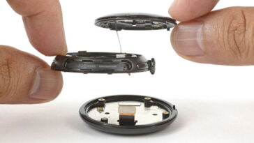 Google surprend avec le Pixel Watch 4 : iFixit le décrit comme 'la montre la plus facile à réparer de l'histoire'